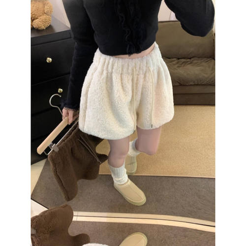 大码毛茸茸白色羊羔绒阔腿短裤女