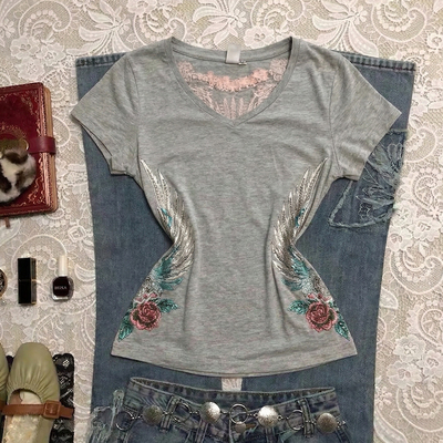美式复古灰色V领刺绣翅膀T恤女夏季收腰显瘦辣妹蕾丝拼接短袖上衣