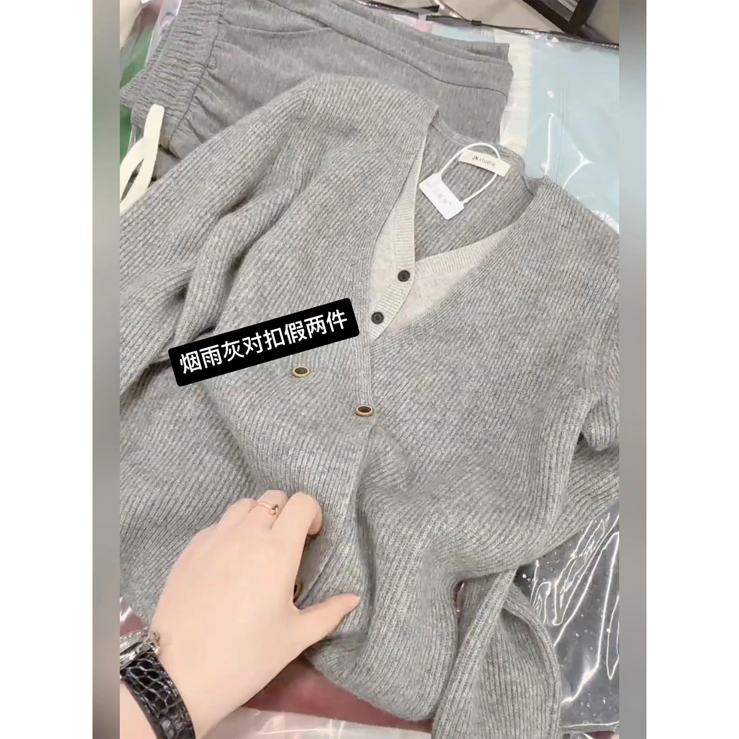 高级感满满!纯色浅灰色长袖v领对扣假两件女风宽松舒适百搭针织衫