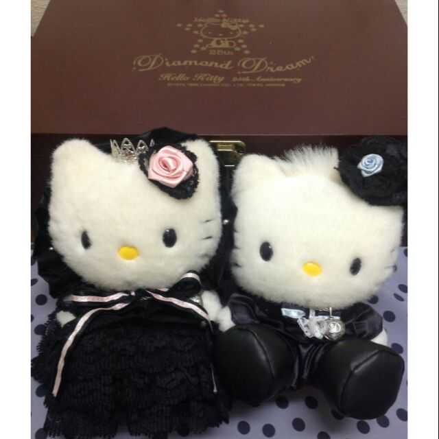 HelloKitty25週年全球限量300隻925純銀0.02克拉鑽聲控搖擺禮服娃