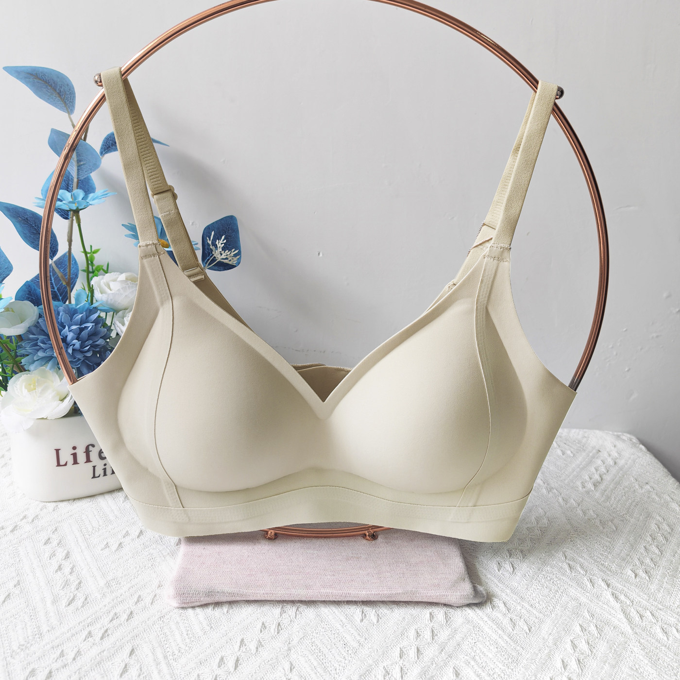 无痕内衣女小胸聚拢舒适无钢圈上托收副乳薄款光面无痕文胸