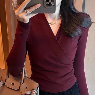 高端酒红色显瘦磨毛T恤女士初秋新款大码胖MM遮肉褶皱收腰V领上衣