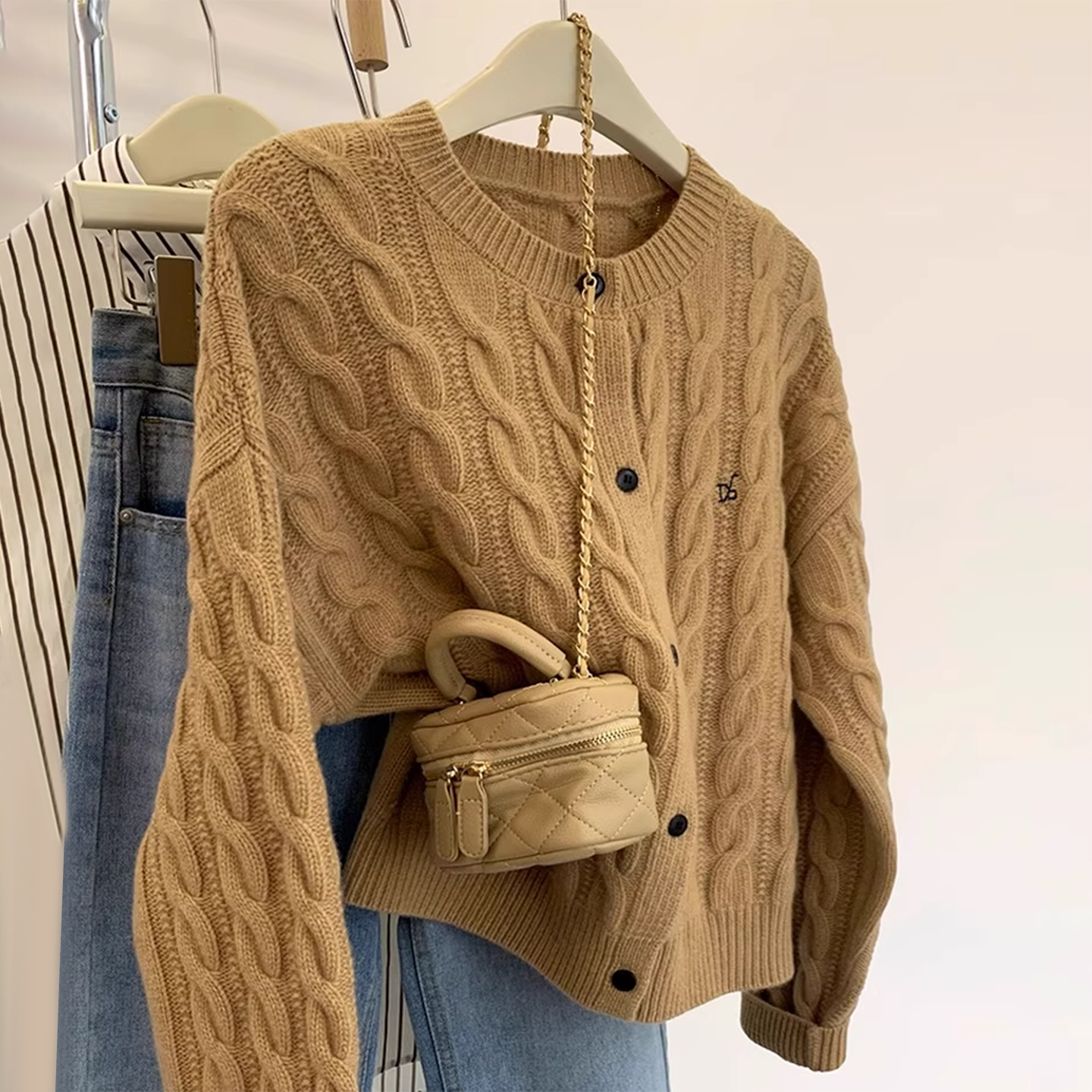 美拉德麻花刺绣针织开衫女装2025秋冬新款慵懒风宽松短款毛衣外套