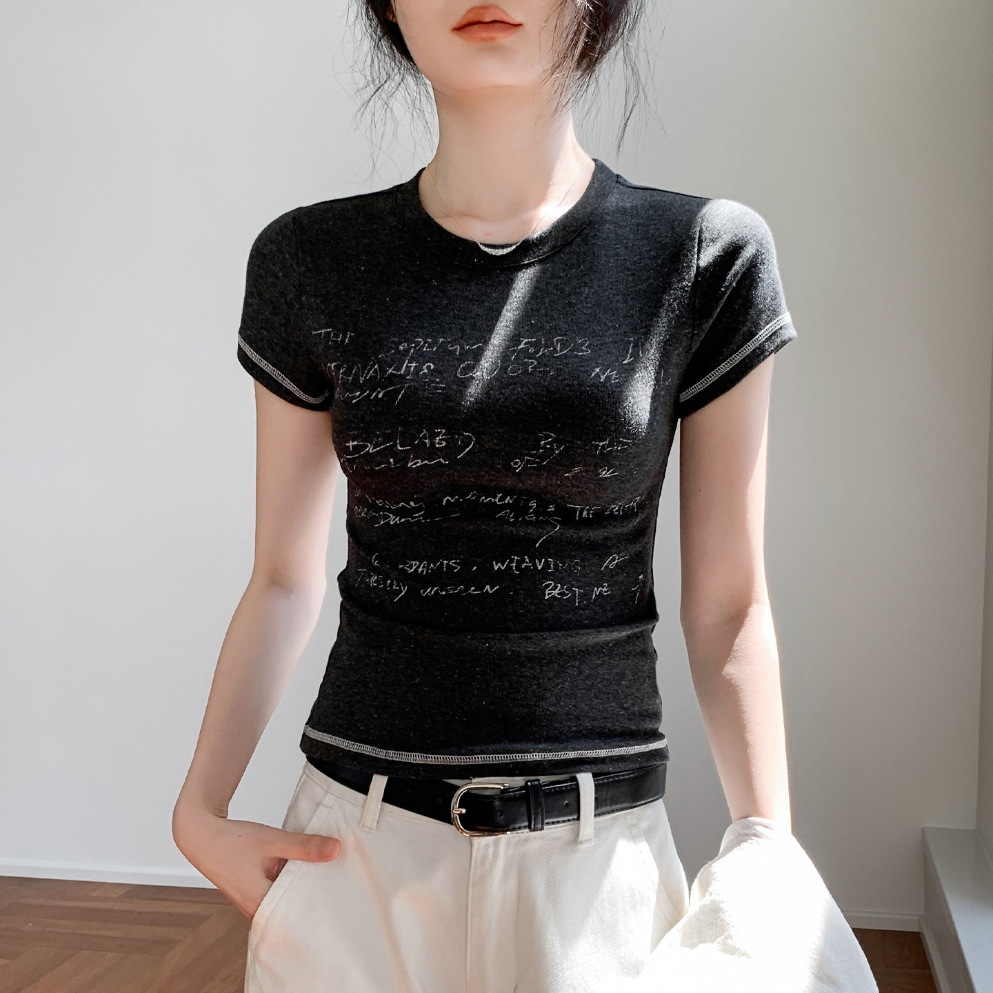 手写体字母印花正肩短袖T恤女2026夏超火减龄修身显瘦百搭上衣女