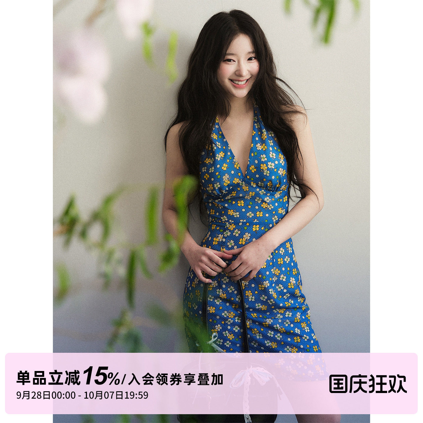 1P STUDIO 蓝色雪纺碎花V领挂脖连衣裙女秋装收腰无袖包臀短裙子