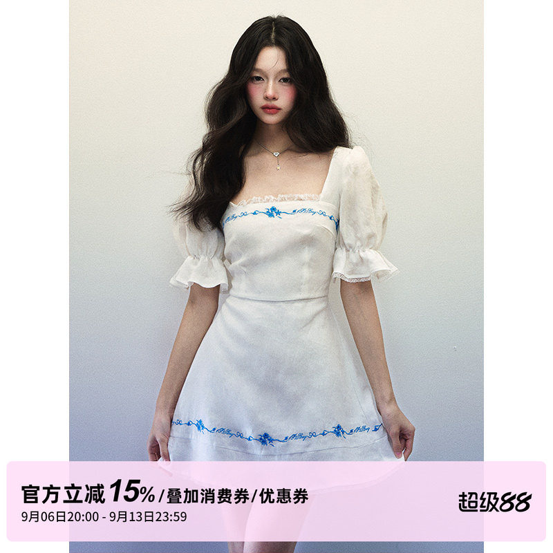 1P STUDIO 白色亚麻大方领连衣裙女秋装蓝色绣花喇叭短袖包臀短裙