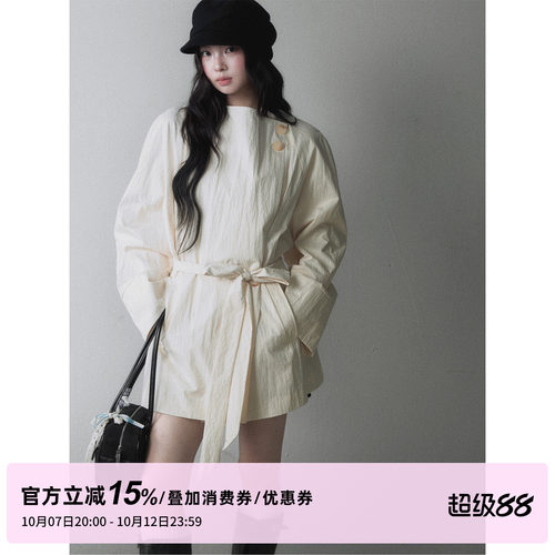 1P STUDIO 浅黄色斜门襟纽扣短款风衣外套女秋季宽松束腰系带风衣