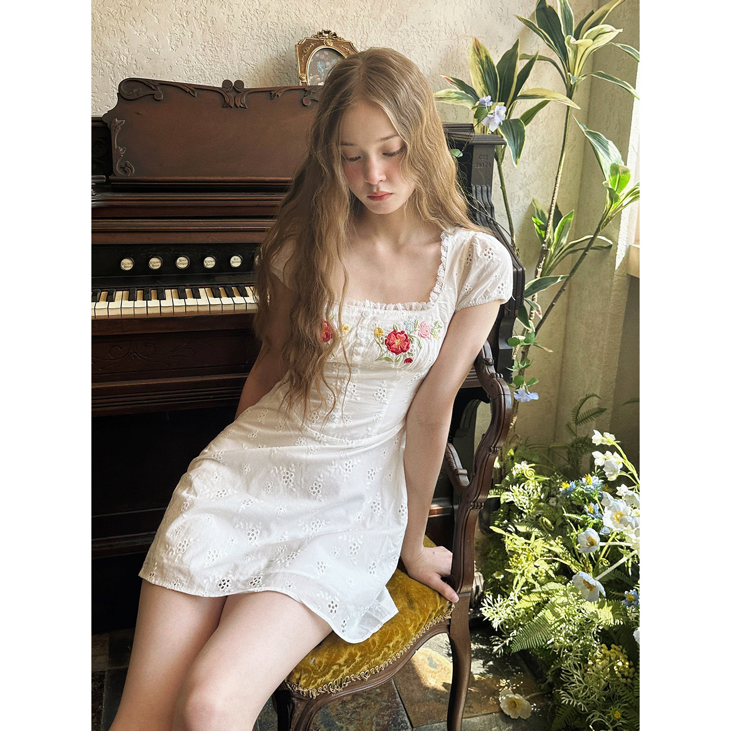 1P STUDIO 白色纯棉绣花花朵刺绣方领连衣裙女秋装A字收腰短裙子
