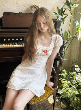 1P STUDIO 白色纯棉绣花花朵刺绣方领连衣裙女秋装A字收腰短裙子