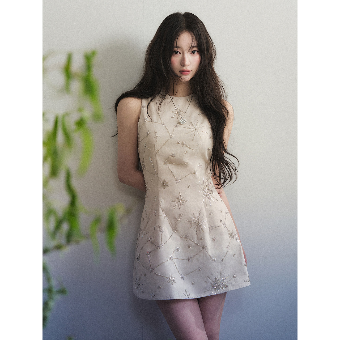 1P STUDIO 杏色重工钉珠刺绣挂脖连衣裙女秋修身显瘦收腰无袖短裙