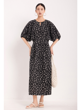 裙子2026夏季流行连身裙女碎花新款长裙气质黑色巨好看掐腰连衣裙