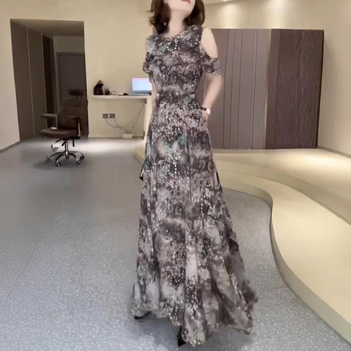 2025夏季新款法式露肩水墨印花雪纺长款连衣裙女宽松显瘦气质洋气