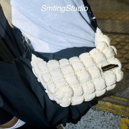 smting斜挎包女2025新款轻便休闲通勤简约云朵饺子包包防水泡芙包