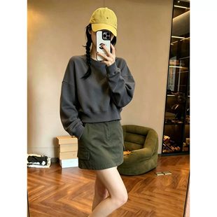 高级感深灰色短款无帽卫衣女2026新款秋冬季加绒加厚高腰圆领上衣