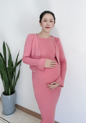 孕妇秋冬季温柔显白修身针织两件套减龄喇叭袖开衫圆领背心裙套装