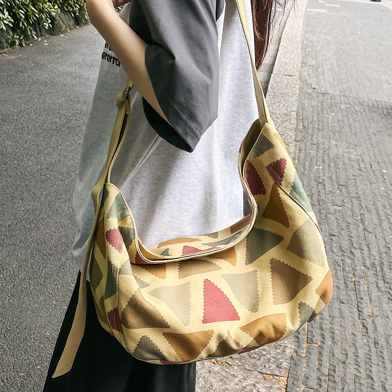 大容量帆布包包女韩版潮流数码印花单肩包简约通勤学生上课斜挎包