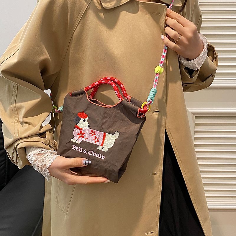 日系刺绣可爱腊肠狗水桶包包女2025新款手机包百搭通勤单肩斜挎包
