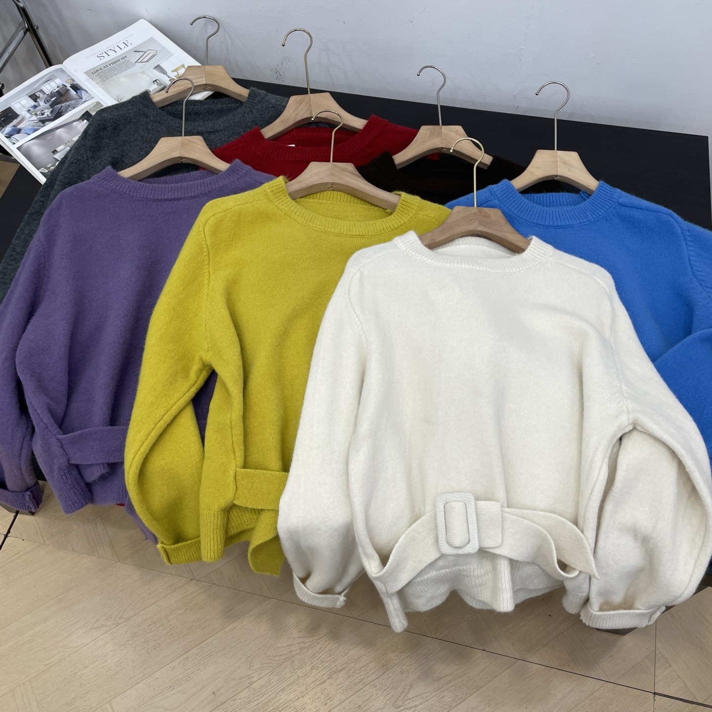 设计感收腰绑带毛衣女款2025新款冬季圆领韩版显瘦气质针织