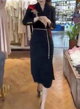 今年流行特惠22770大爱美依缘2025秋季新款重工花朵西服领连衣裙