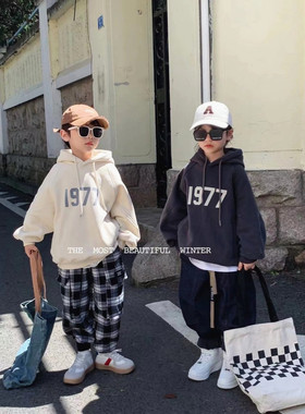韩国童装1977加绒卫衣连帽套头女童2025冬装洋气男童百搭两色入潮
