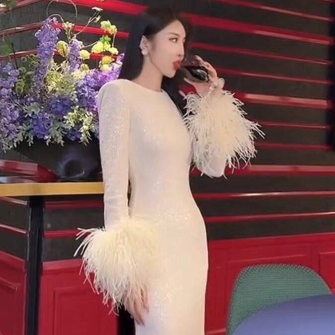 FL232200秋季新款圆领收腰白色连衣裙羽毛袖口修身气场强大长裙女