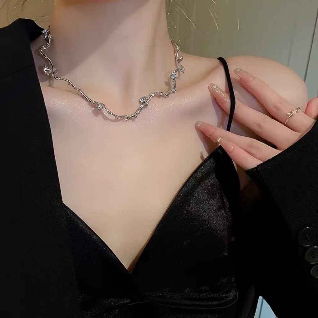 2025高定款荆棘玫瑰花枝条链项链女小众设计高级冷淡风甜酷锁骨链