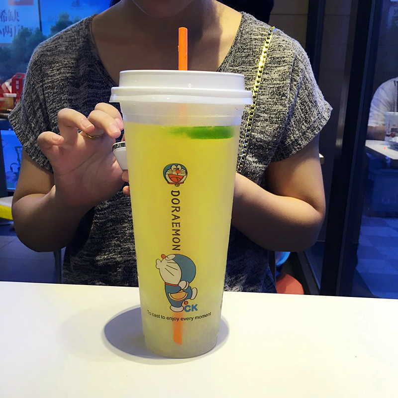 90藍胖卡通加厚奶茶杯子一次性帶蓋批發冷飲果汁杯700ml注塑杯500