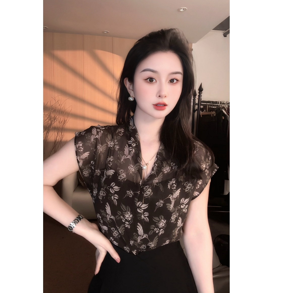 【欣欣精选】夏装2025新款简约时尚格子洋气v领黑白花上百搭上衣