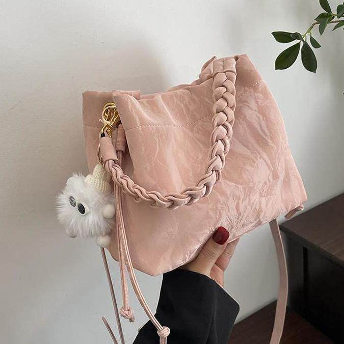 高级感洋气小众粉色包包女士2024新款百搭斜挎包时尚手提包水桶包