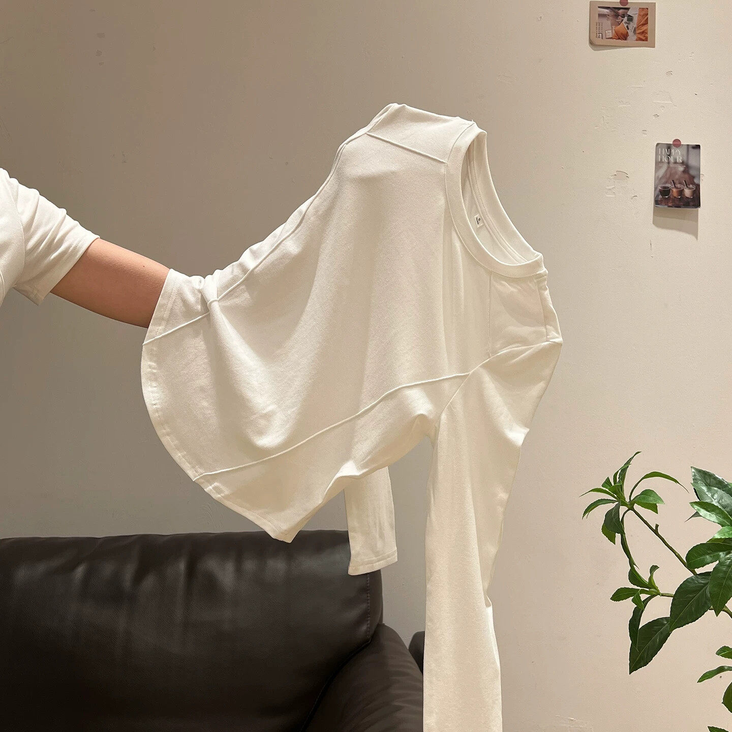 白色鱼骨弧形下摆收腰正肩长袖内搭t恤2026春季新款打底衫上衣女