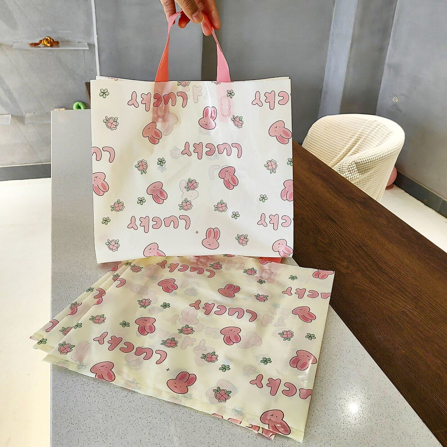 漂亮礼品袋花间兔兔塑料服装店手提袋礼品袋塑料袋包装袋女装店购
