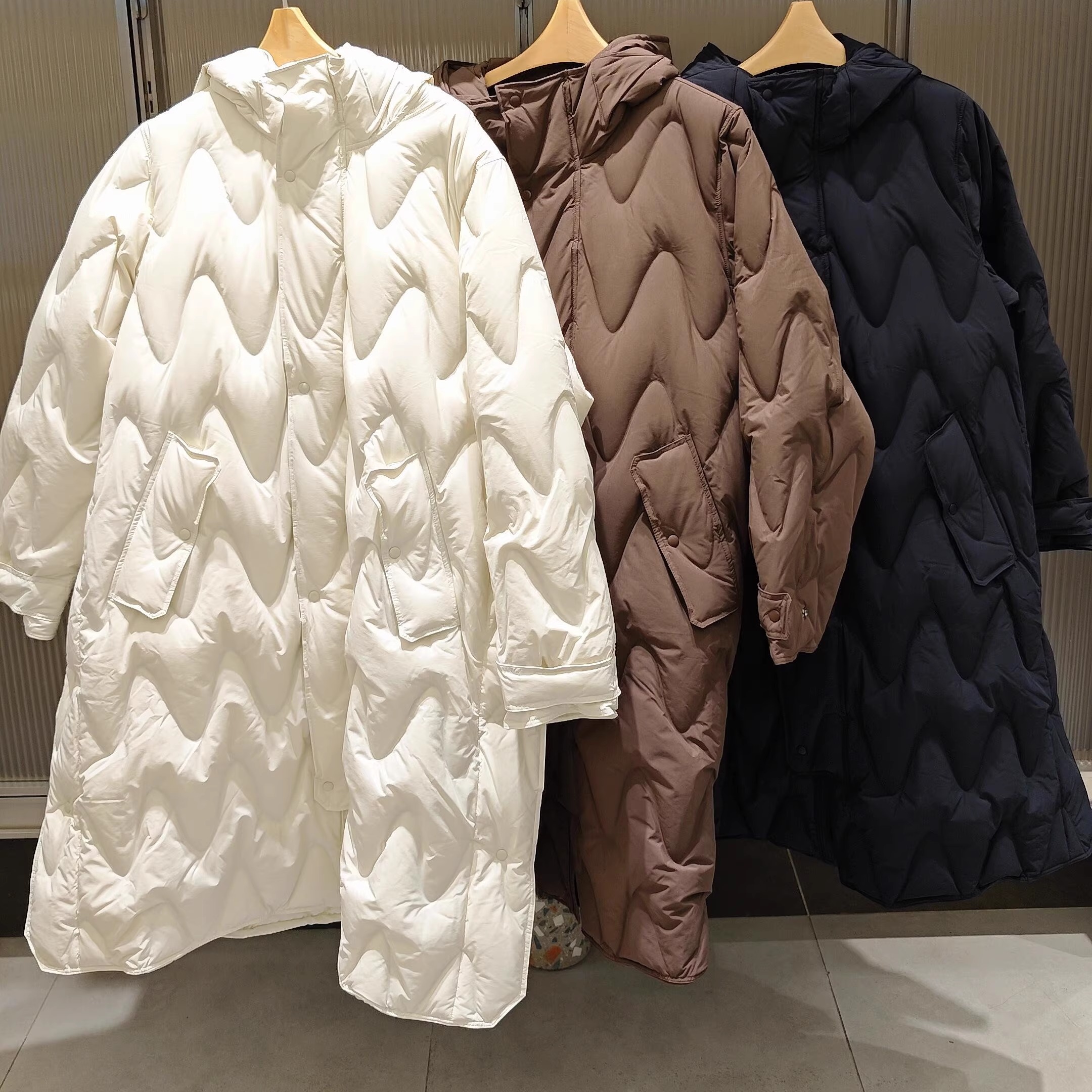 白鹅绒连帽波浪纹长款羽绒服