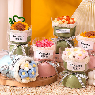 三八妇女节花束摆件送女生小众生日礼物手工针织向日葵桌面抱抱桶