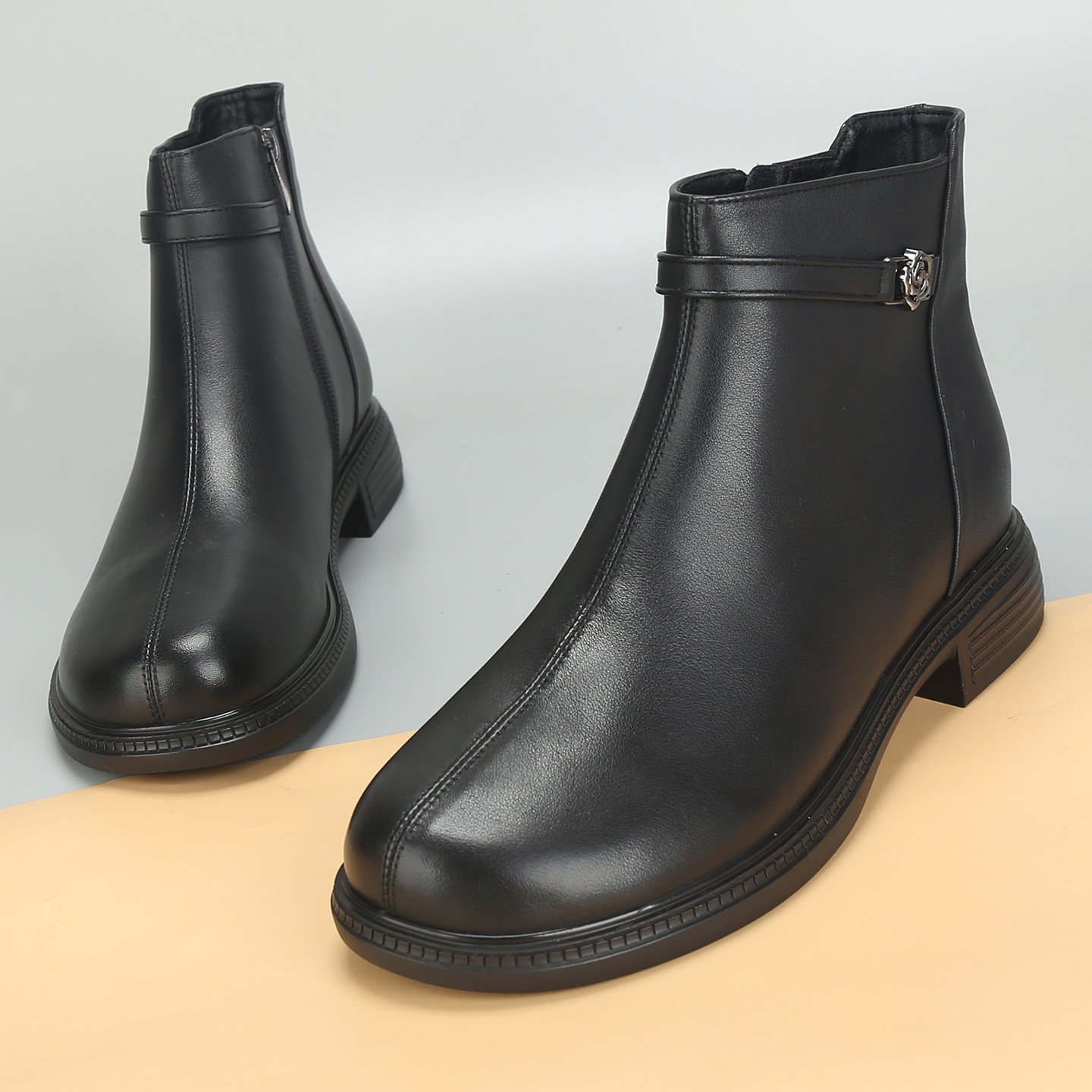 宽胖脚大码女鞋41到43秋冬季新款真皮靴子粗跟马丁靴短靴宽头女靴