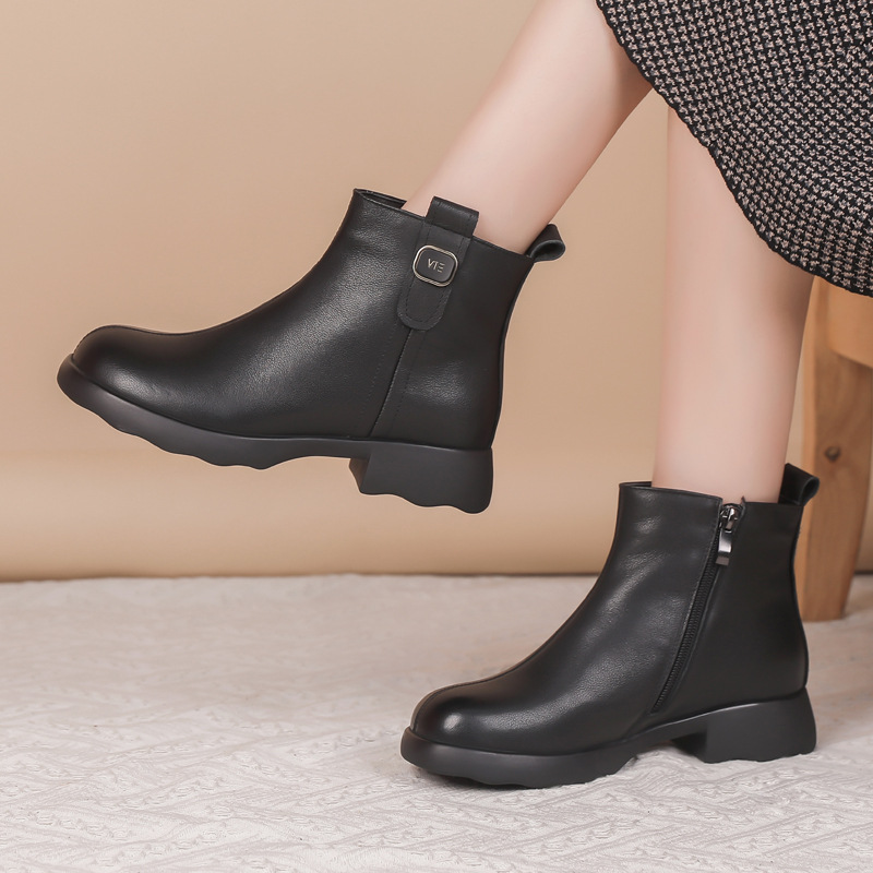 前掌加宽大码女鞋41到43秋冬新款真皮靴子马丁靴短靴女靴羊毛棉靴