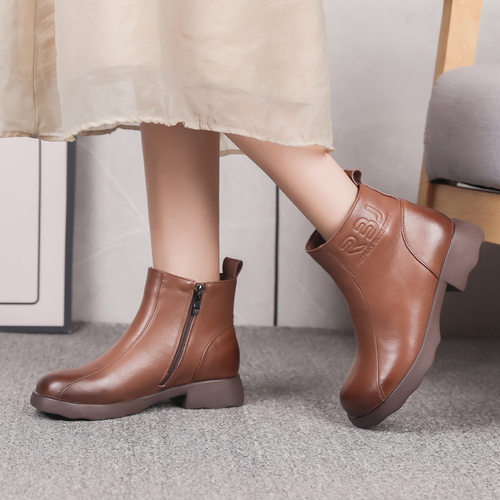 宽胖脚大码女鞋41到43秋冬季新款真皮靴子粗跟马丁靴短靴宽头女靴