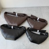 整包全头层羊皮 小众高级质感牛角包饺子包软皮百搭单肩斜跨包女