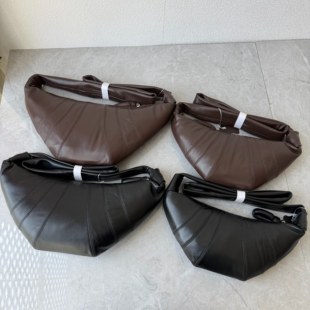 整包全头层羊皮~小众高级质感牛角包饺子包软皮百搭单肩斜跨包女