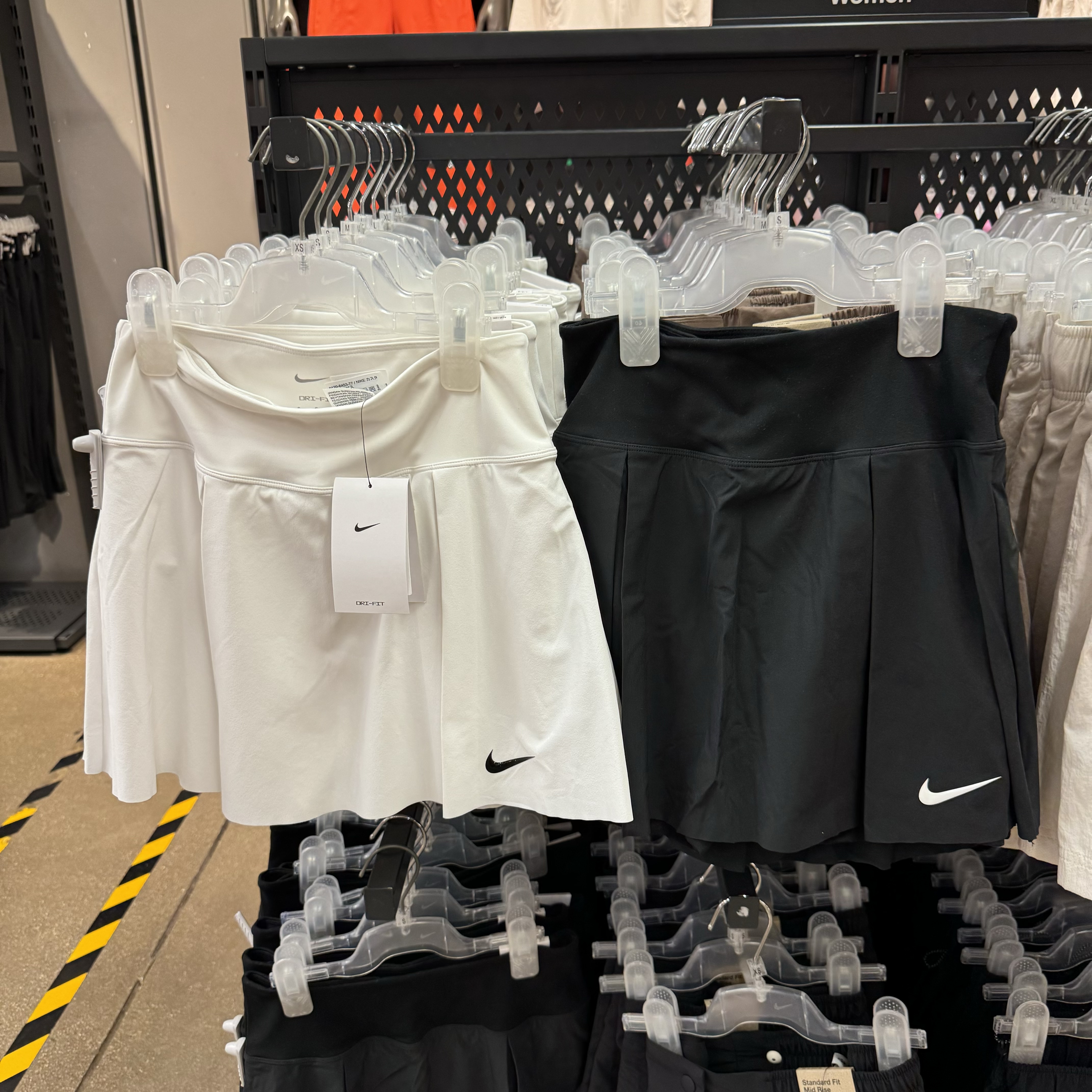 犇犇运动Nike/ 女子内置底裤带内衬休闲网球短裙百褶半身裙DX1422