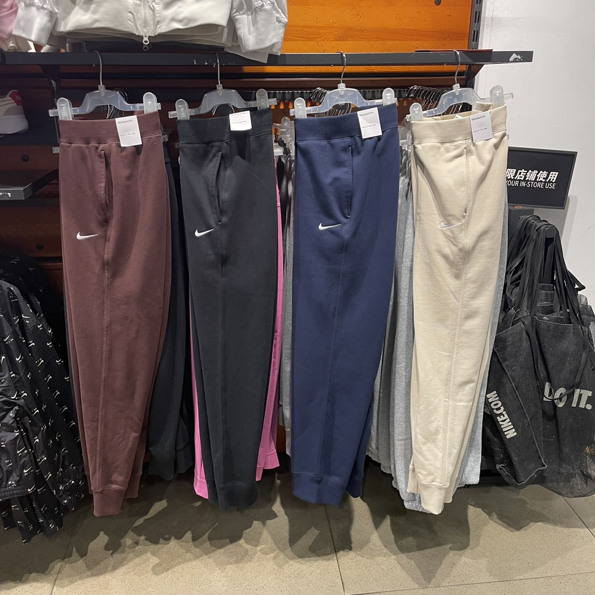 犇犇运动Nike/耐克 男士春季休闲束脚宽松针织刺绣小勾长裤528717