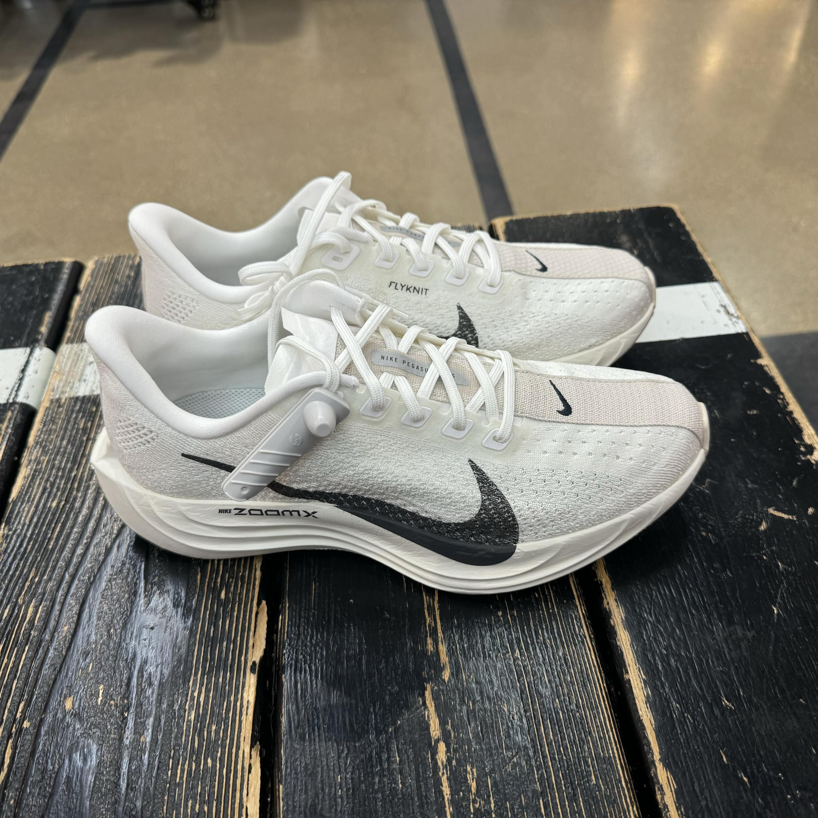 犇犇运动Nike/  PEGASUS PLUS 男子缓震透气跑步鞋 FQ7262-100