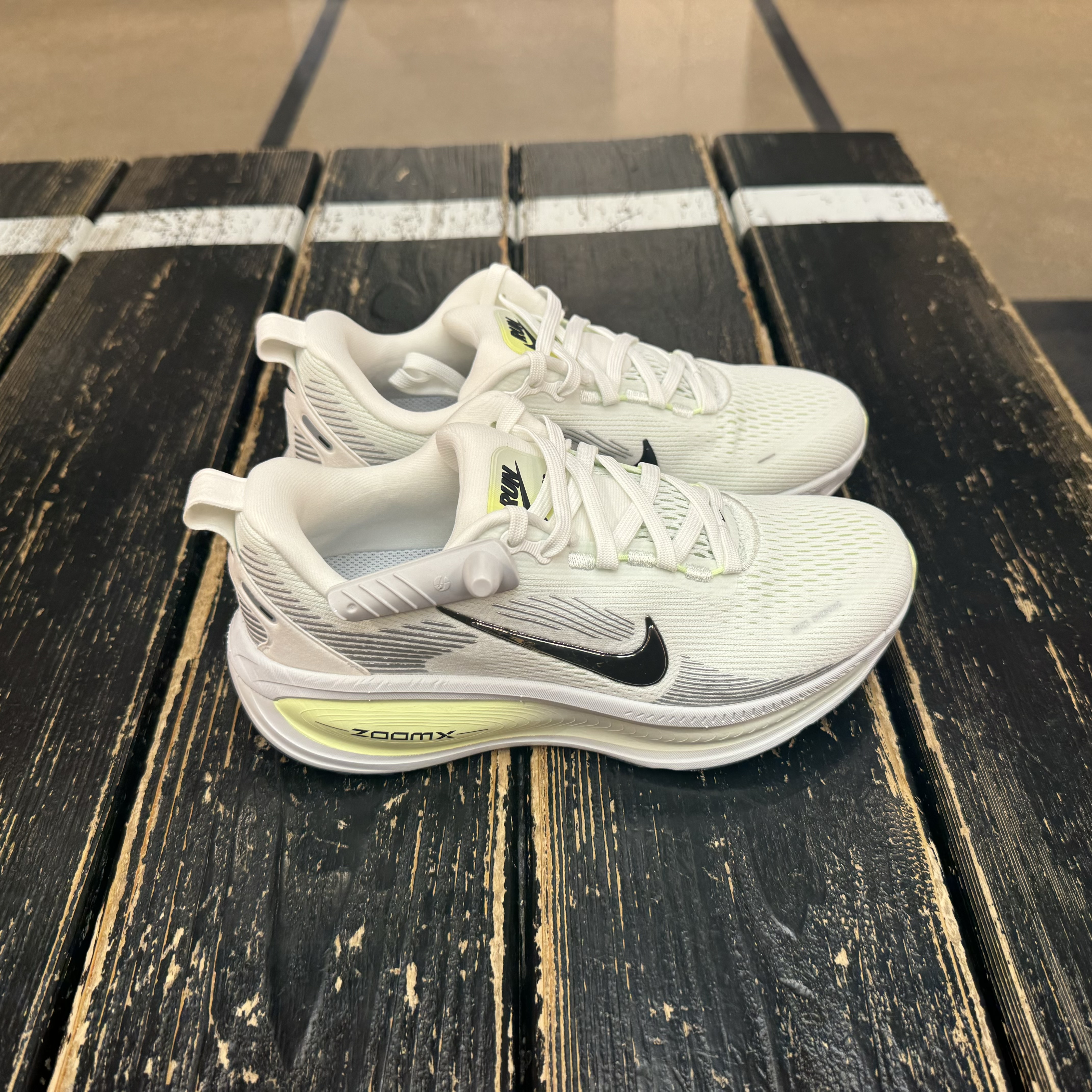 犇犇运动Nike/登月Vomero 18 女子缓震跑步鞋HM6804-107-102-601