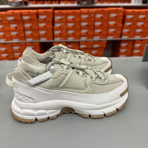 犇犇运动Nike/ VOMERO ROAM 女子户外拒水跑步鞋HQ2181-100