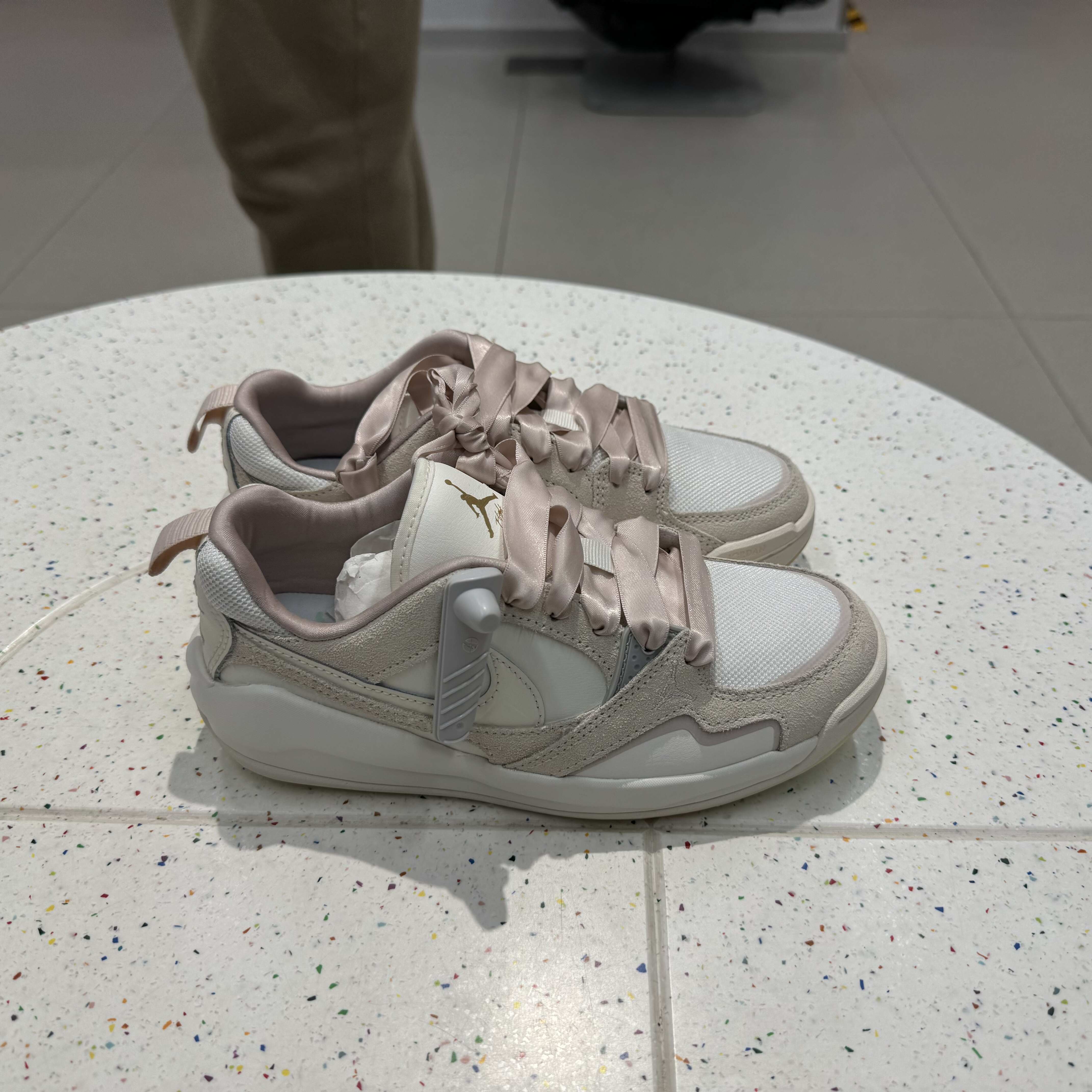 犇犇运动Nike/CMFT Era Croc Swoosh女米白低帮篮球鞋IH7325-101