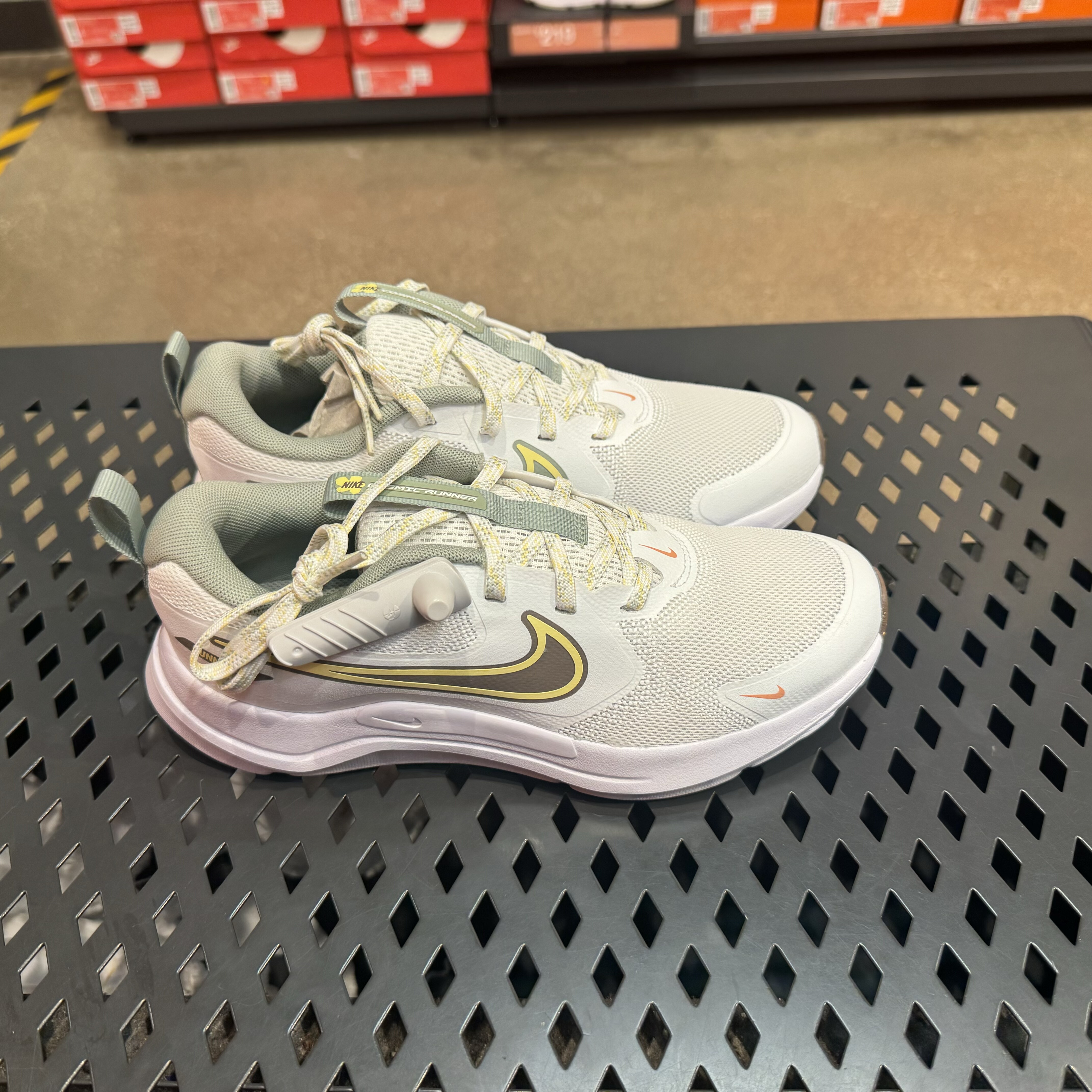 犇犇运动Nike/COSMIC RUNNER 大童轻便透气休闲鞋 HV6007-HM4402