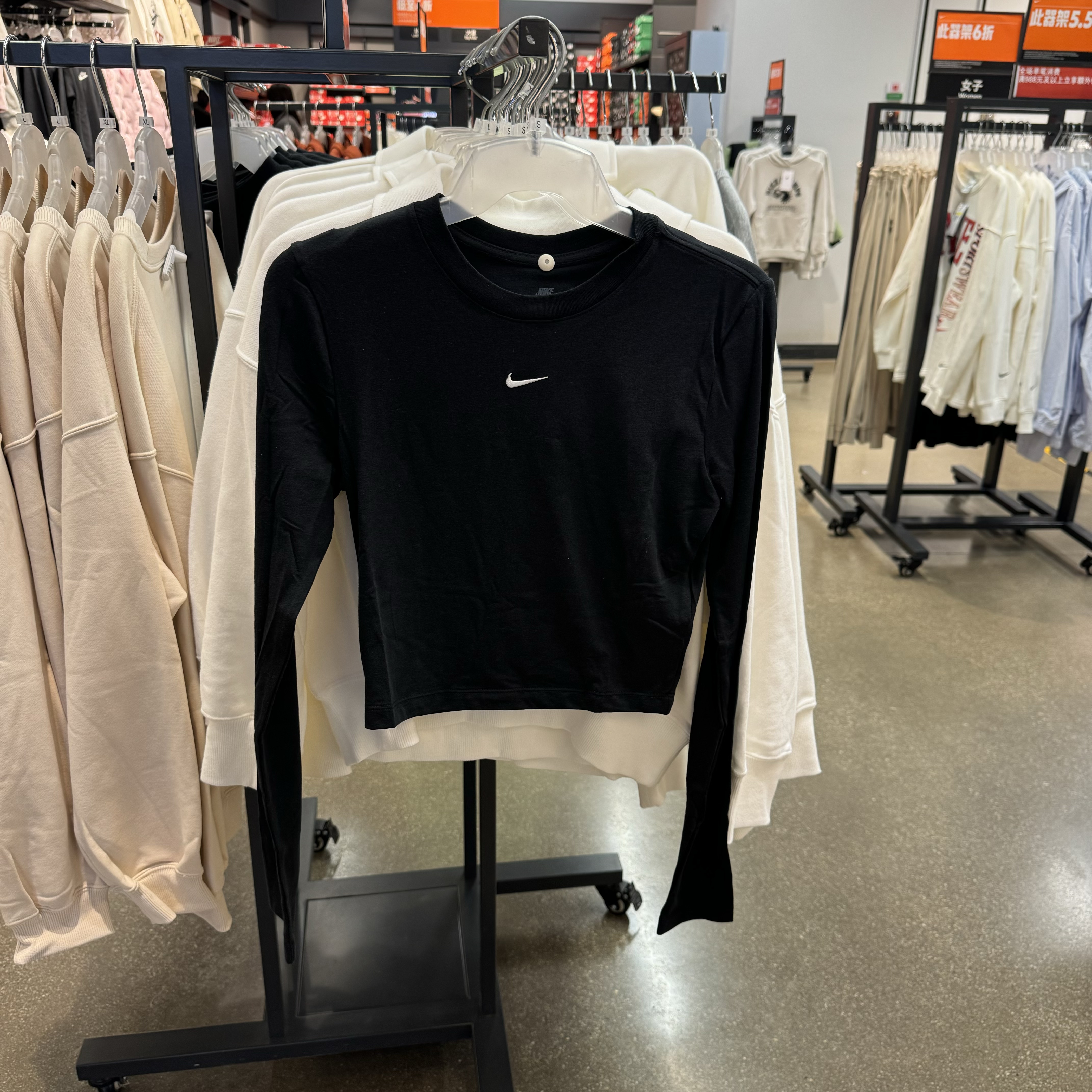 犇犇运动Nike/ 女子休闲舒适打底短款圆领套头衫长袖T恤 HF5323