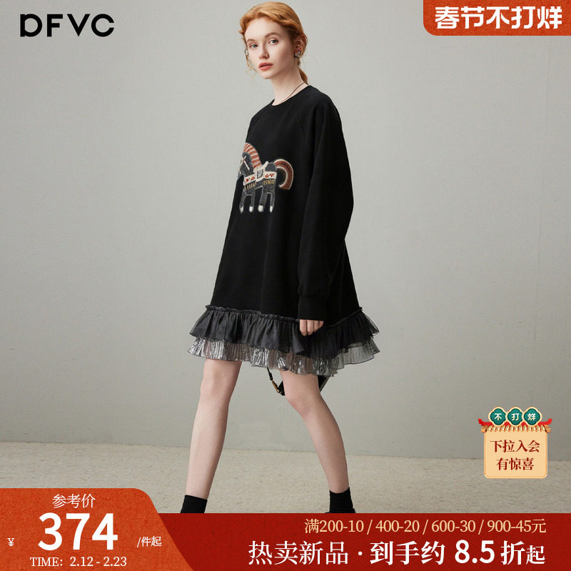 dfvc黑色休闲圆领卫衣裙小马刺绣宽松连衣裙374元