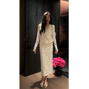 N.COU妮蔻25秋新款 设计感小众洋气精致绒感镂空绣珠片V领背心套装