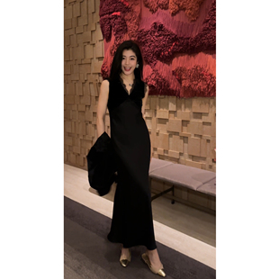 N.COU妮蔻26春新款时髦黑色蕾丝花边拼接烫钻无袖V领长款连衣裙