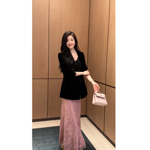 N.COU妮蔻26春新款贵气感高端轻奢风优雅黑色丝绒西装半裙套装